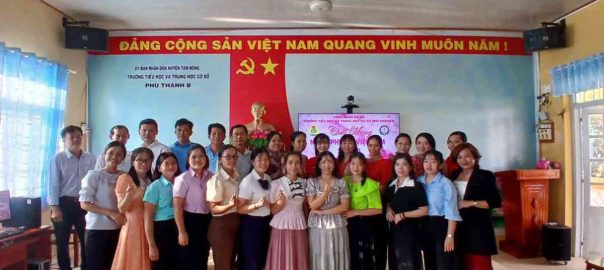 Thành viên trường chụp hình lưu niệm