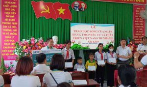 Học sinh trường TH&THCS Phú Thành B nhận học bổng