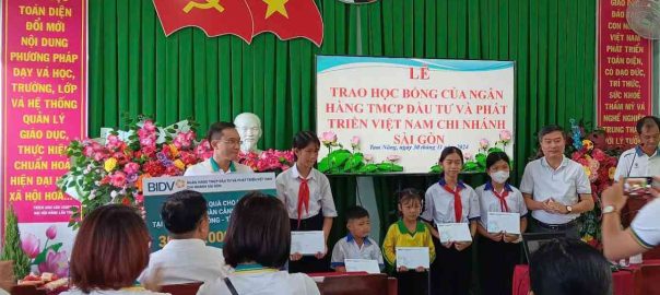 Học sinh trường TH&THCS Phú Thành B nhận học bổng